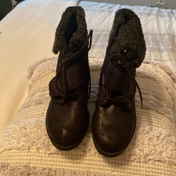 Women 7.5 medium leather upper boots. Black shearling material around the top. - Picture 1 of 6